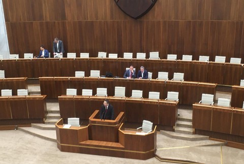 Parlament začal rokovania o zákone roka. V sále je prítomných len zhruba 20 poslancov