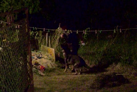 Kukláči a vrtuľník pátrajú po mužovi, ktorý mal strieľať v dome bývalej priateľky