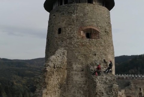 Piliere hradnej veže zachraňujú horolezci.
