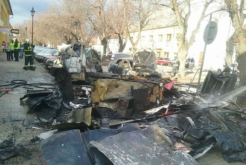 Hasiči zasahujú pri poškodených autách