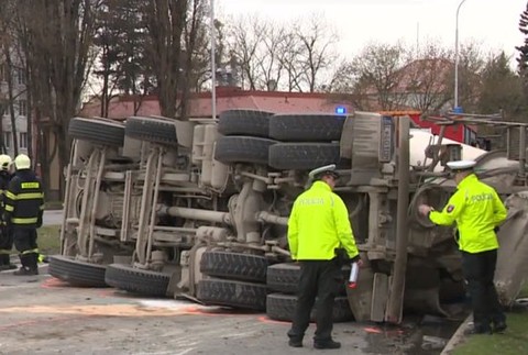 Nehoda na frekventovanej križovatke: Z domiešavača vyletela na cestu toaletná misa