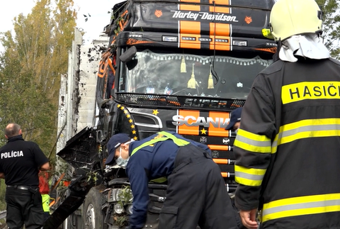 Nehoda kamióna zablokovala cestu pri Strečne, vodič skončil v policajnej cele