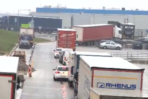 Nevídaný dopravný kolaps medzi Sencom a Pezinkom. V kolóne stoja vodiči aj 5 hodín