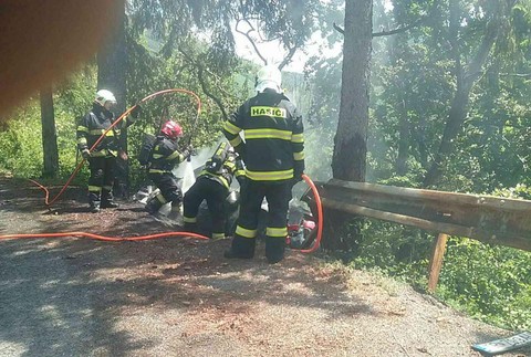 FOTO: Vážna nehoda pri Prievidzi. Auto narazilo do stromu a vzbĺklo 