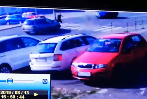 Dve deti ostávajú po nehode v nemocnici. Po mužovi, ktorého auto tiež zrazilo, pátra polícia