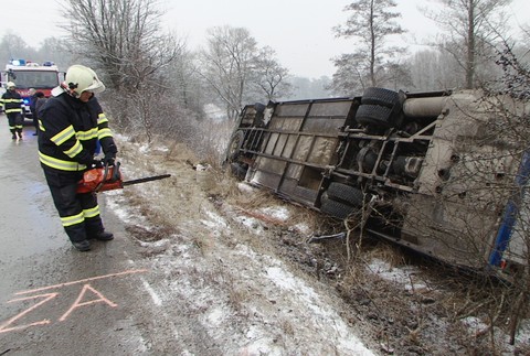 autobus prevrátený Žiar nad Hronom