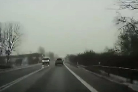 Nehoda na obchvate. Uvoľnená ľadová kryha skončila na aute