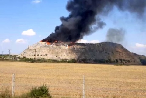 Požiar na skládke odpadu.