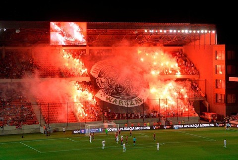 Policajti strážia poriadok počas zápasu