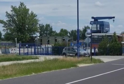 [multi] Na vodnom diele v Čunove vytiahli telo človeka 8575