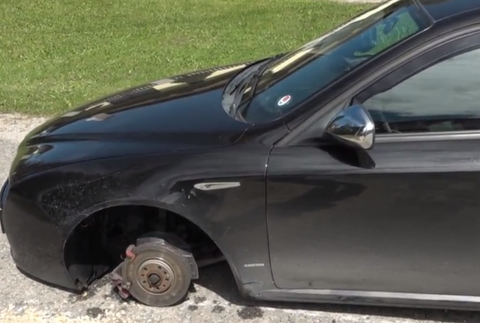 Opitý vodič unikal niekoľko kilometrov, nezastavil ho ani defekt  