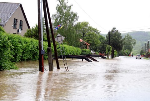 zaplavene cesty v meste michalany