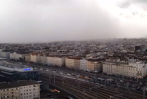 VIDEO: Dážď a prudký vietor. Z Rakúska dorazila na naše územie silná búrka