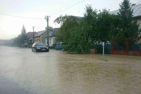 Prešovským krajom sa prehnala prietrž mračien. Cesty sú zaplavené