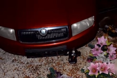 Kuriózna nehoda. Opitý muž skončil s autom na hrobe