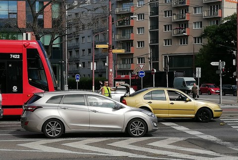 Nehoda električky a auta Krížna 