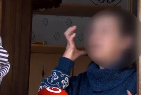 Matke priložil nôž na krk