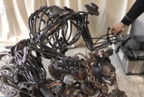 Umenie zo šrotoviska. Slovenská rodina má v dielni 10 ton kovu