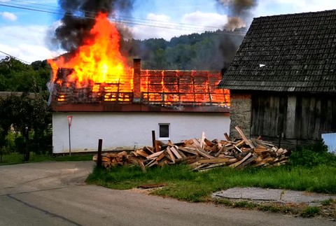 [multi] požiar rodinného domu 7271
