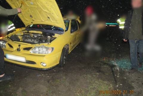 Pri nehode auto skončilo na streche v priekope. K zrážke ale nedošlo