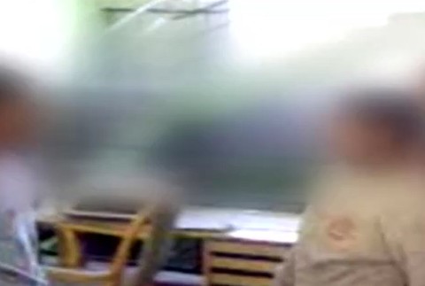 Policajtov, ktorí podľa videa šikanovali rómskych chlapcov, súd definitívne oslobodil.