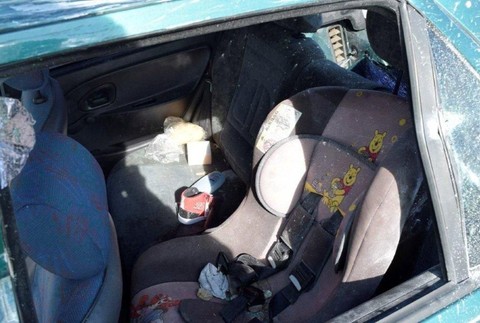 Nehoda mladej ženy: S autom sa niekoľkokrát prevrátila, život jej synovi zachránila autosedačka