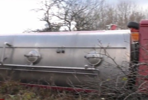 Pri Snine havarovala cisterna s tisíckami litrov mlieka.