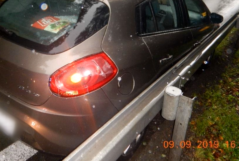 Zrážka kamiónu s osobným autom mala takmer fatálne následky. Náves skrížilo cez oba pruhy 