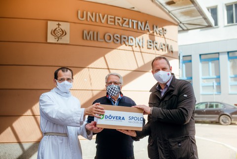 Dôvera vybavila ochrannými pomôckami ďalších zdravotníkov