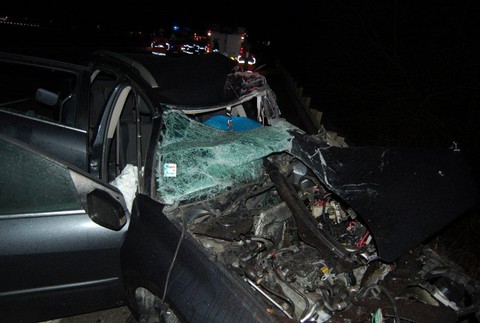 Čelnú zrážku neprežil vodič osobného auta