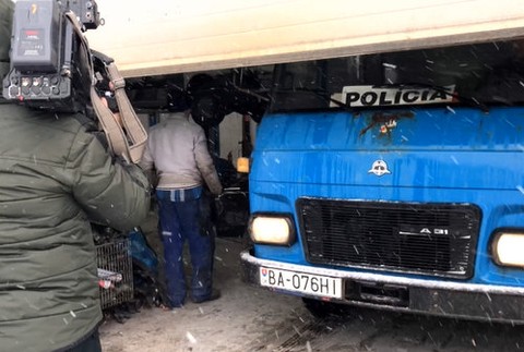 Razia polície v garáži. Luxusné auto našli rozpílené a rozobraté na súčiastky