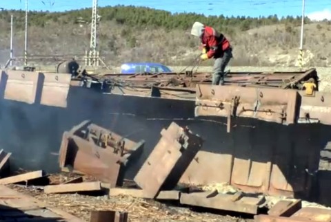 Pílenie vykoľajených vlakov 