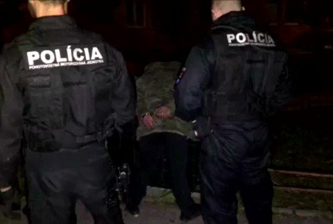 Divokú jazdu v centre Spišskej Novej Vsi ukončil náraz do stĺpika. Ani útek po vlastných sa šoférovi nevydaril