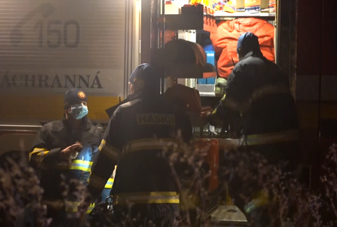 Čelná zrážka sa skončila tragicky, zo zdemolovaného vraku museli vodiča vyprostiť hasiči