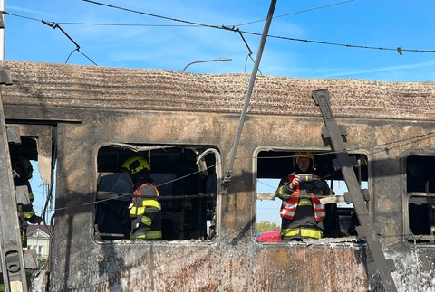 zrážka vlak kamion požiar hasiči (1)