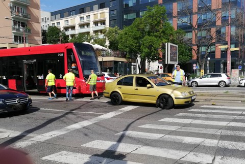 Nehoda električky a auta Krížna 