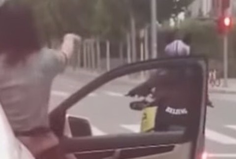 Žena vyhodila z auta vrecko z odpadom, motorkárka jej ho vrátila cez okno späť