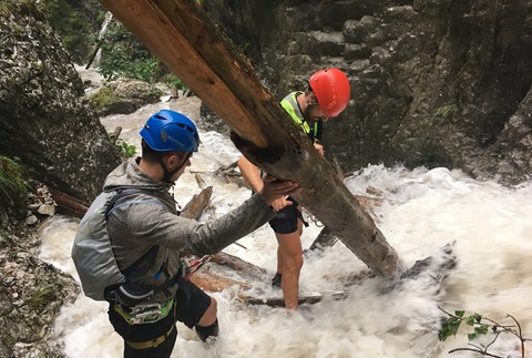 VIDEO: Silná búrka a prívalové dažde uväznili turistov. Záchranári zasahovali na ferrate Kyseľ