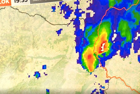 VIDEO: Dážď a prudký vietor. Z Rakúska dorazila na naše územie silná búrka