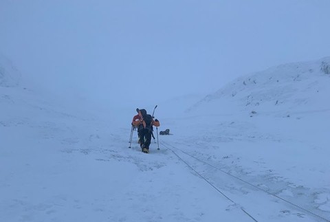 Pád lavíny sa v Nízkych Tatrách skončil tragicky. Strhla so sebou dvoch lyžiarov 