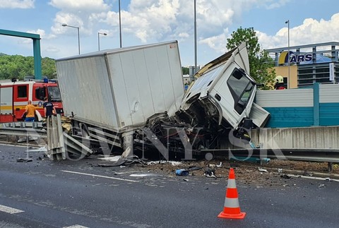 Kamión vo zvodidlách