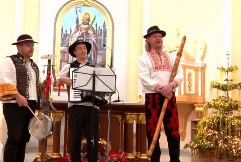 Kňaz po polnočnej omši zabával veriacich. Prezliekol sa do kroja