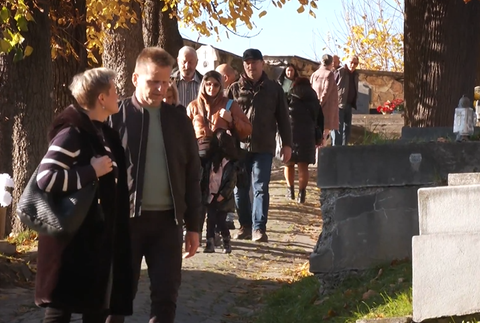 Návštevníci cintorína