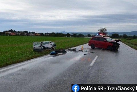 Čelnú zrážku áut starenka nemala šancu prežiť.