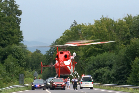 Zrážka dvoch motorkárov uzavrela hlavný ťah na Handlovú, na miesto privolali vrtuľník 