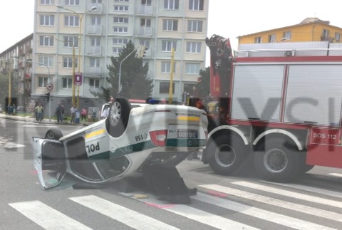 Policajt na policajnom aute havaroval a prevrátil sa