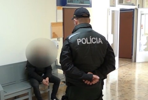 Policajt po útoku potreboval lekárske ošetrenie.