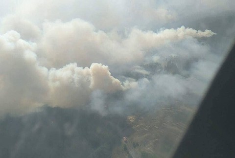 pohľad z výšky na požiar v Červenom lese 