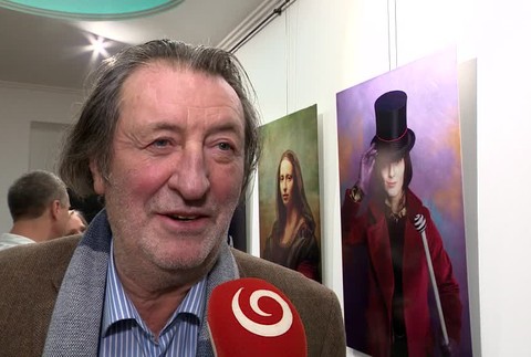 Slovenský Alain Delon? Herec má francúzsky šarm a dokonale rozpráva v novej hre po česky