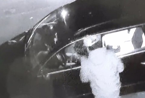 Dávid zaparkoval auto pred panelák. Vyhliadol si ho ale neznámy páchateľ s krompáčom